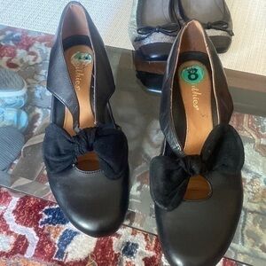 Earthies leather shoes size 8 , light weight, super fancy,leather